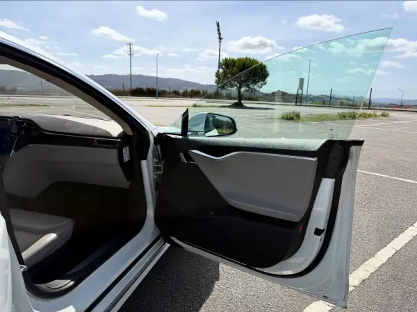 Tesla Model S 2015 - 27500 EUR, 162000 km - AUTO.MOTO.pt - 162000km - foto 11 de 21
