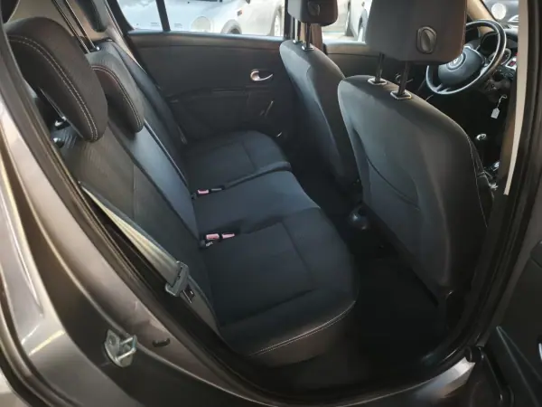 Renault Clio 2010 - 5990 EUR, 290000 km - AUTO.MOTO.pt - 290000km - foto 10 de 15