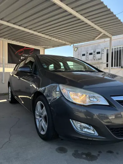 Opel Astra Sports Tourer 2011 - 2999 EUR, 329000 km - AUTO.MOTO.pt - 329000km - foto 4 de 20