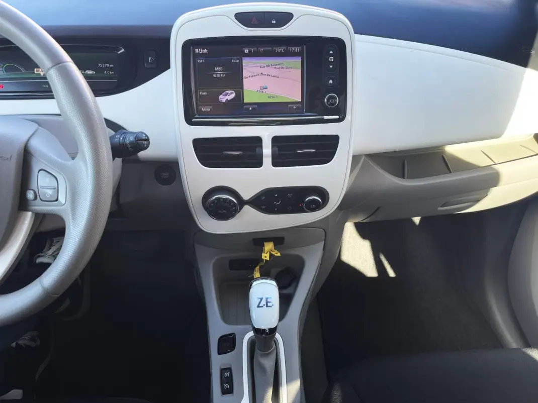 Renault Zoe 2018 - 11490 EUR, 75380 km - AUTO.MOTO.pt - 75380km - foto 11 de 19