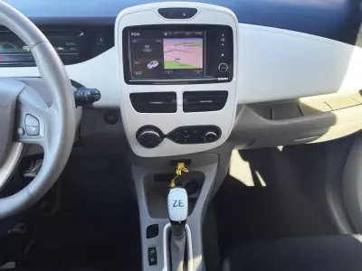 Renault Zoe 2018 - 11490 EUR, 75380 km - AUTO.MOTO.pt - 75380km - foto 11 de 19