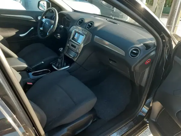 Ford Mondeo SW 2010 - 7400 EUR, 217000 km - AUTO.MOTO.pt - 217000km - foto 22 de 33