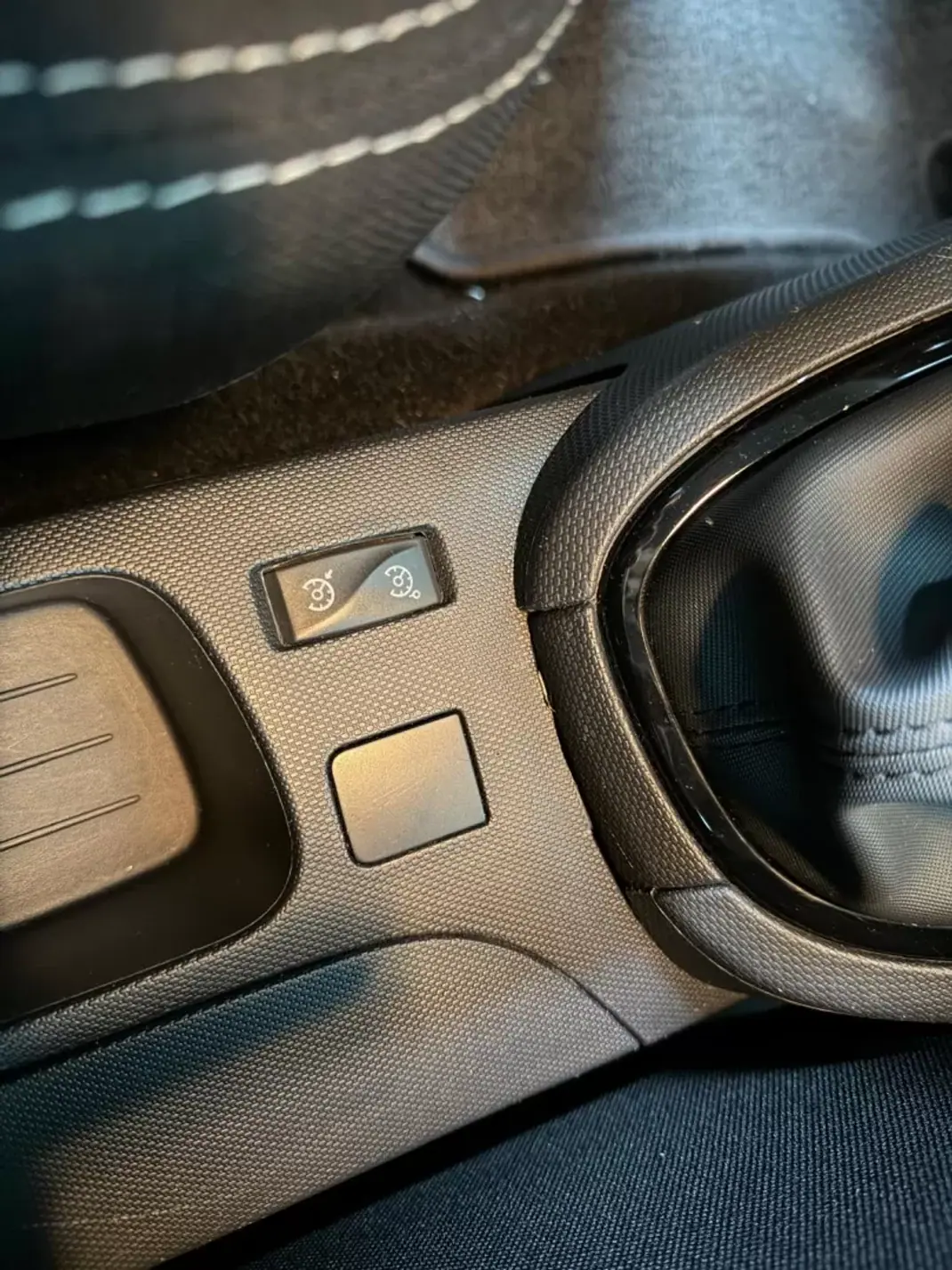 Renault Clio Sport Tourer 2014 - 7750 EUR, 199000 km - AUTO.MOTO.pt - 199000km - foto 13 de 16