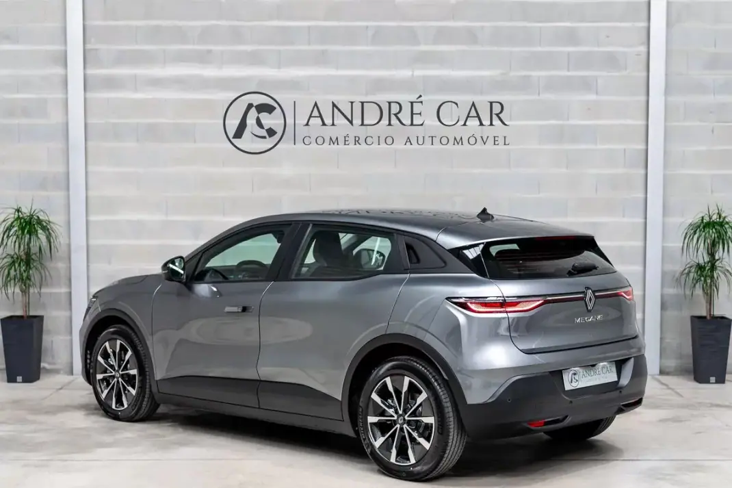 Renault Mégane E-Tech 2023 - 22450 EUR, 46780 km - AUTO.MOTO.pt - 46780km - foto 7 de 48