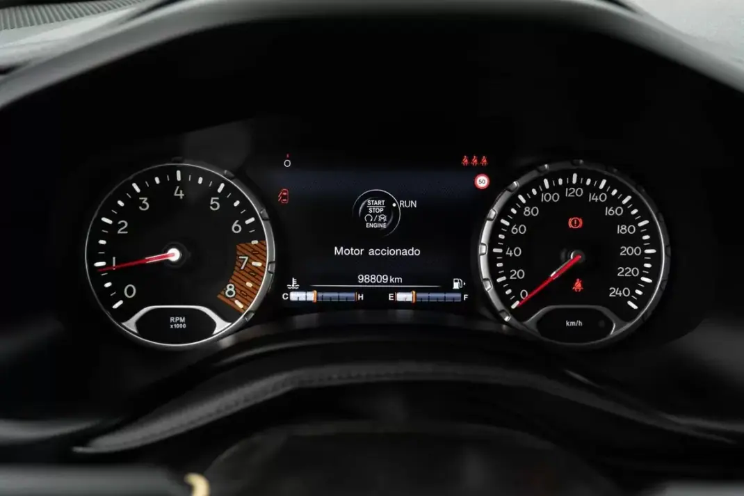 Jeep Renegade 2020 - 15999 EUR, 98800 km - AUTO.MOTO.pt - 98800km - foto 15 de 27