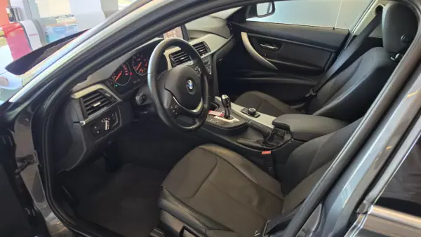 BMW 320 2013 - 12500 EUR, 218911 km - AUTO.MOTO.pt - 218911km - foto 6 de 56