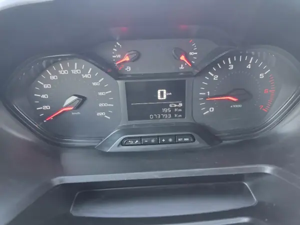 Peugeot Partner 2019 - 13990 EUR, 73560 km - AUTO.MOTO.pt - 73560km - foto 47 de 52