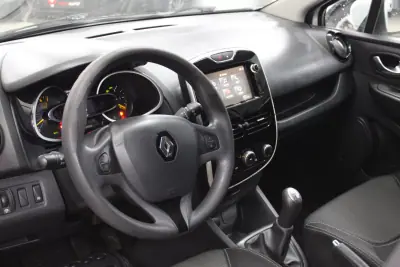 Renault Clio 2015 - 7900 EUR, 146950 km - AUTO.MOTO.pt - 146950km - foto 13 de 15