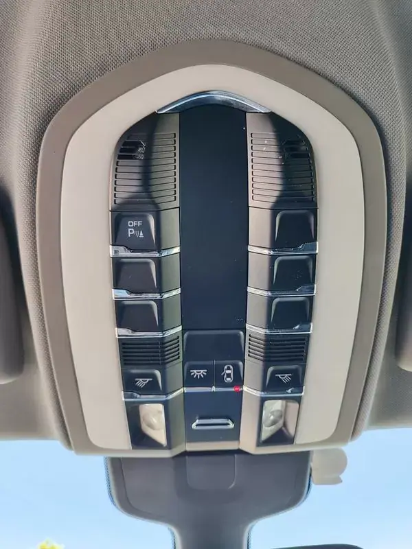 Porsche Panamera 2012 - 32250 EUR, 206000 km - AUTO.MOTO.pt - 206000km - foto 37 de 40