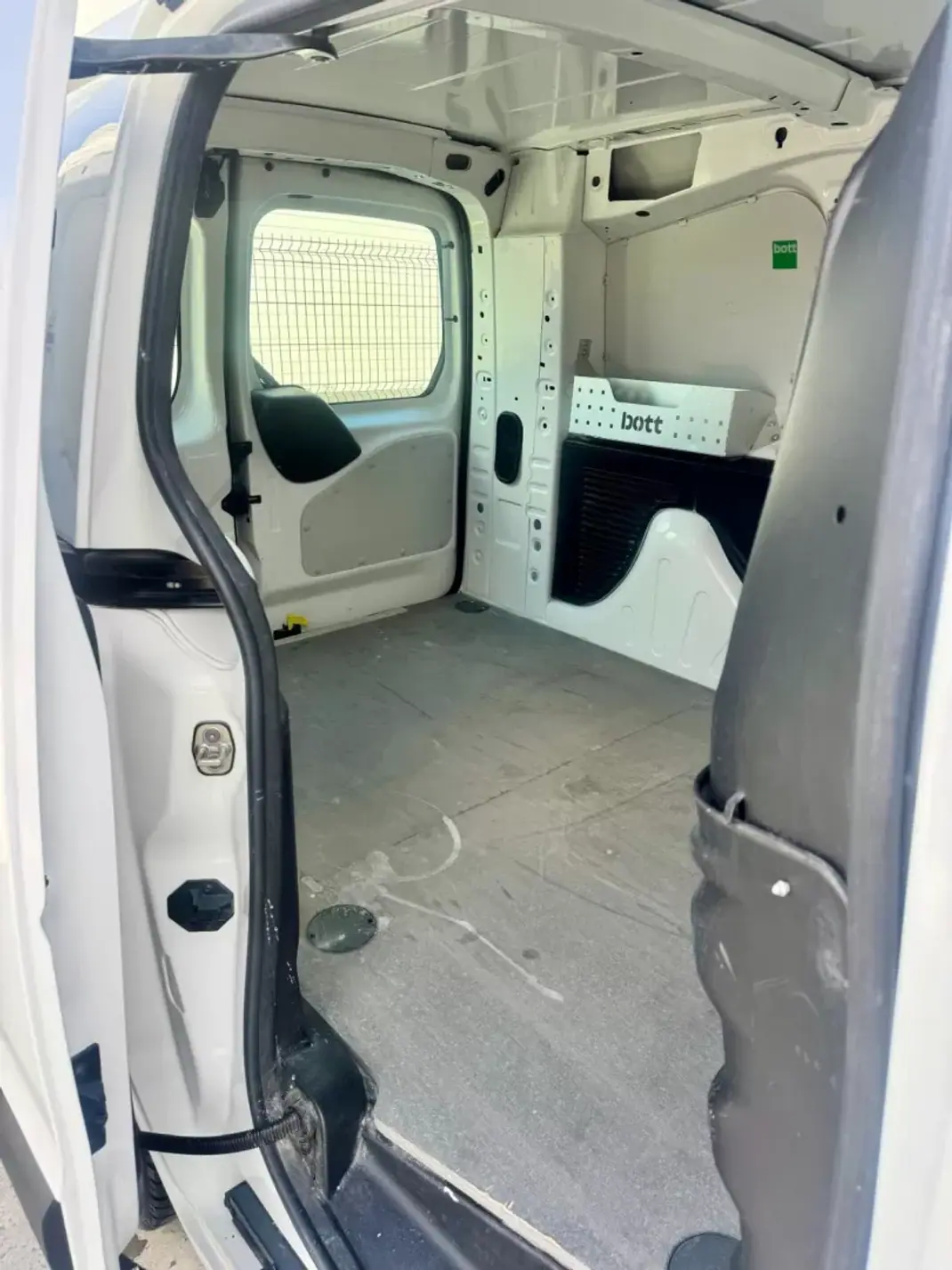 Peugeot 2016 - 13990 EUR, 189000 km - AUTO.MOTO.pt - 189000km - foto 11 de 18