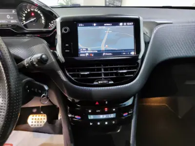 Peugeot 208 2018 - 12490 EUR, 61000 km - AUTO.MOTO.pt - 61000km - foto 14 de 28