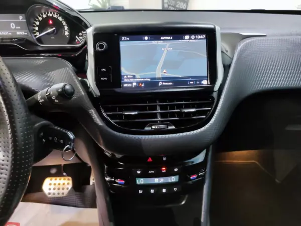 Peugeot 208 2018 - 12490 EUR, 61000 km - AUTO.MOTO.pt - 61000km - foto 14 de 28