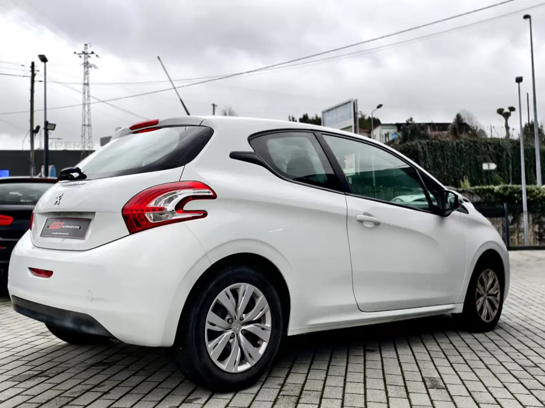 Peugeot 208 2014 - 7750 EUR, 117000 km - AUTO.MOTO.pt - 117000km - foto 6 de 16