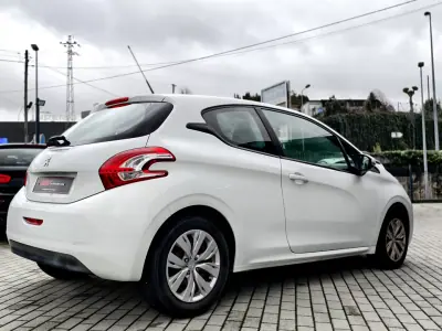 Peugeot 208 2014 - 7750 EUR, 117000 km - AUTO.MOTO.pt - 117000km - foto 6 de 16