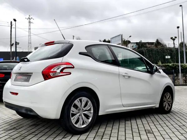 Peugeot 208 2014 - 7750 EUR, 117000 km - AUTO.MOTO.pt - 117000km - foto 6 de 16