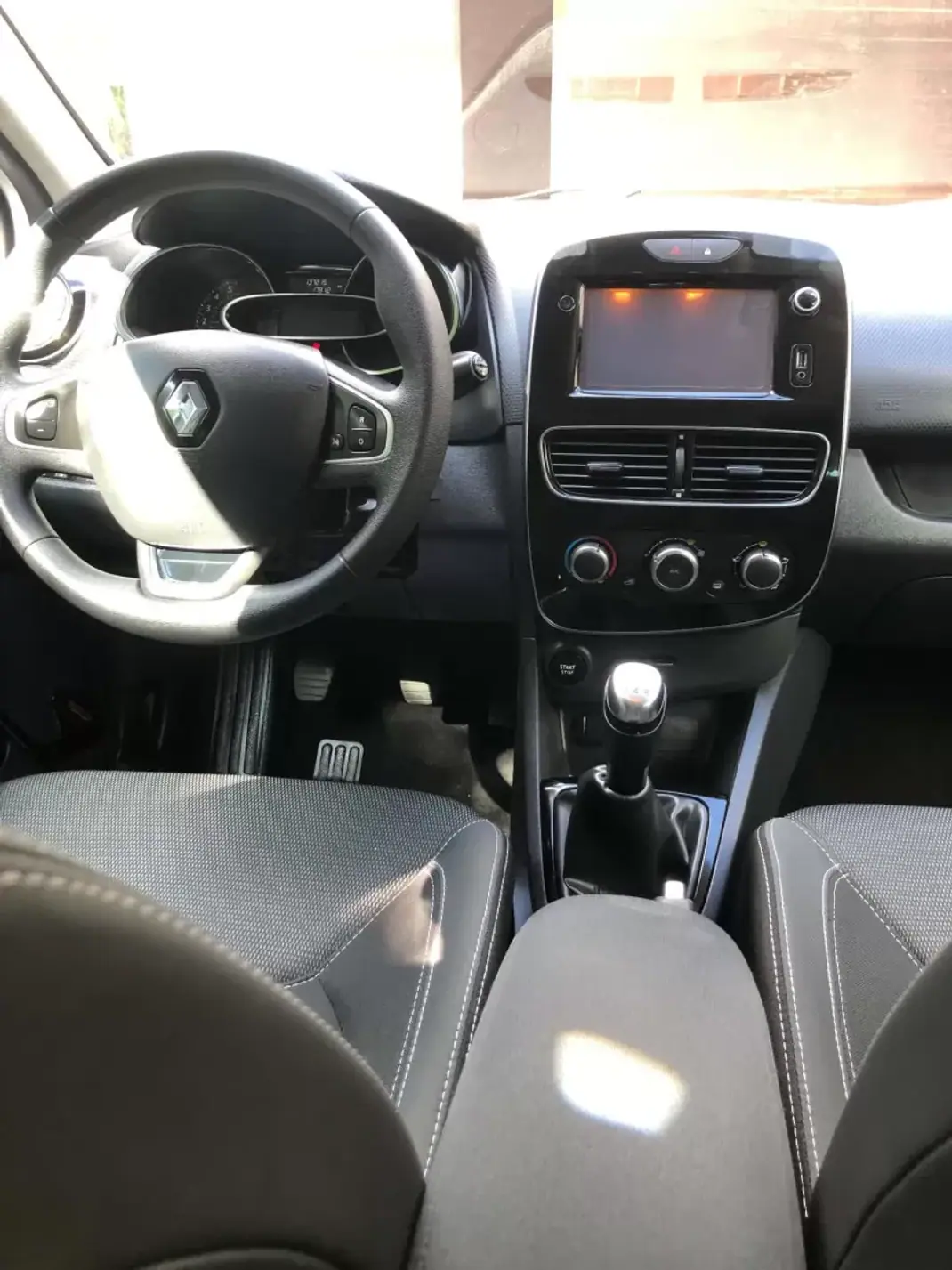 Renault Clio 2017 - 8900 EUR, 137000 km - 137000km - foto 11 de 27