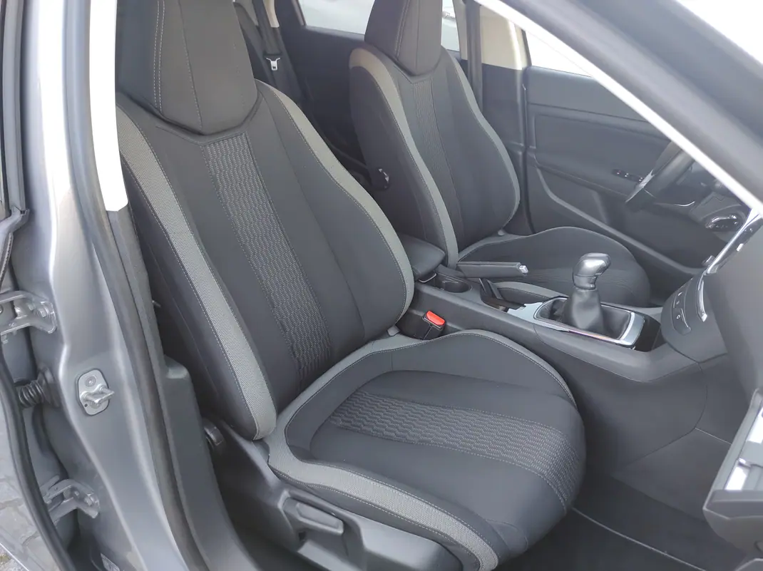 Peugeot 308 2016 - 8750 EUR, 171999 km - AUTO.MOTO.pt - 171999km - foto 12 de 15
