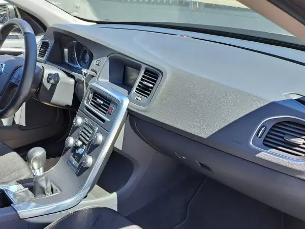 Volvo V60 2013 - 13900 EUR, 111000 km - AUTO.MOTO.pt - 111000km - foto 19 de 42