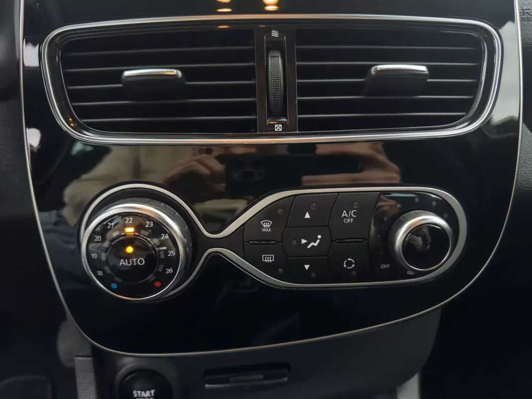 Renault Clio 2019 - 10990 EUR, 128000 km - AUTO.MOTO.pt - 128000km - foto 35 de 43