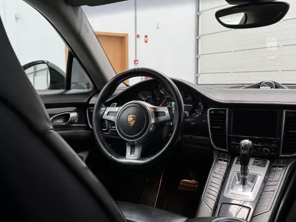 Porsche Panamera 2015 - 33990 EUR, 247000 km - AUTO.MOTO.pt - 247000km - foto 25 de 44