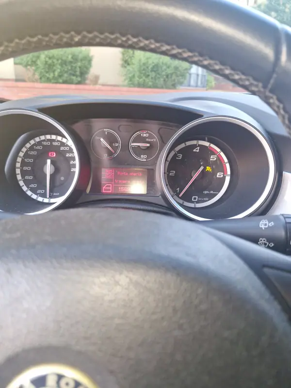 Alfa Romeo Giulietta 2011 - 6990 EUR, 156800 km - AUTO.MOTO.pt - 156800km - foto 10 de 17