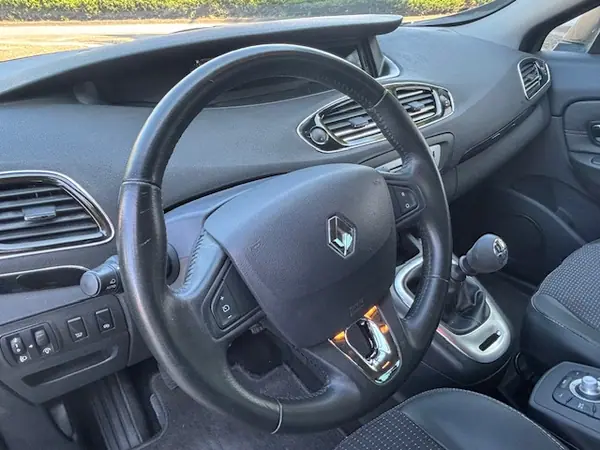 Renault Grand Scénic 2016 - 8150 EUR, 256000 km - AUTO.MOTO.pt - 256000km - foto 11 de 29