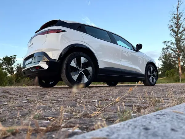 Renault Mégane E-Tech 2022 - 22500 EUR, 14000 km - AUTO.MOTO.pt - 14000km - foto 17 de 24