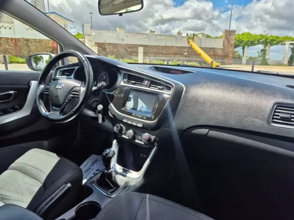 Kia Ceed 2017 - 13250 EUR, 92215 km - AUTO.MOTO.pt - 92215km - foto 20 de 23