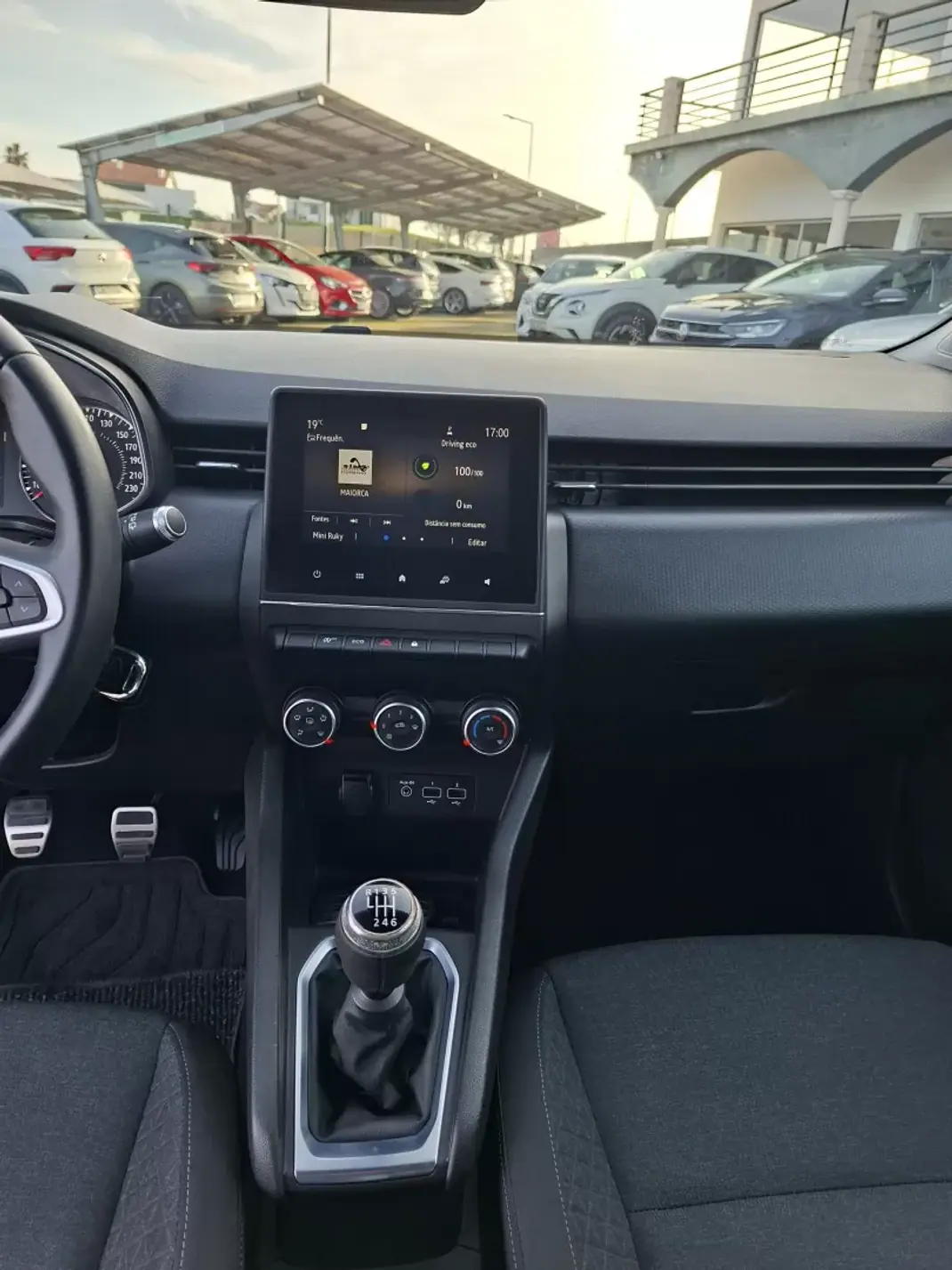 Renault Clio 2019 - 15000 EUR, 62800 km - AUTO.MOTO.pt - 62800km - foto 16 de 32