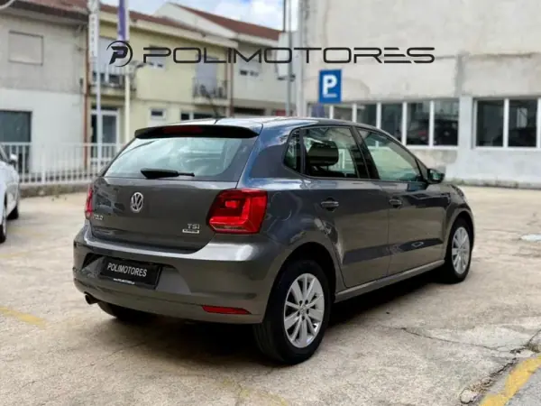 Volkswagen Polo 2017 - 13750 EUR, 50010 km - AUTO.MOTO.pt - 50010km - foto 5 de 16