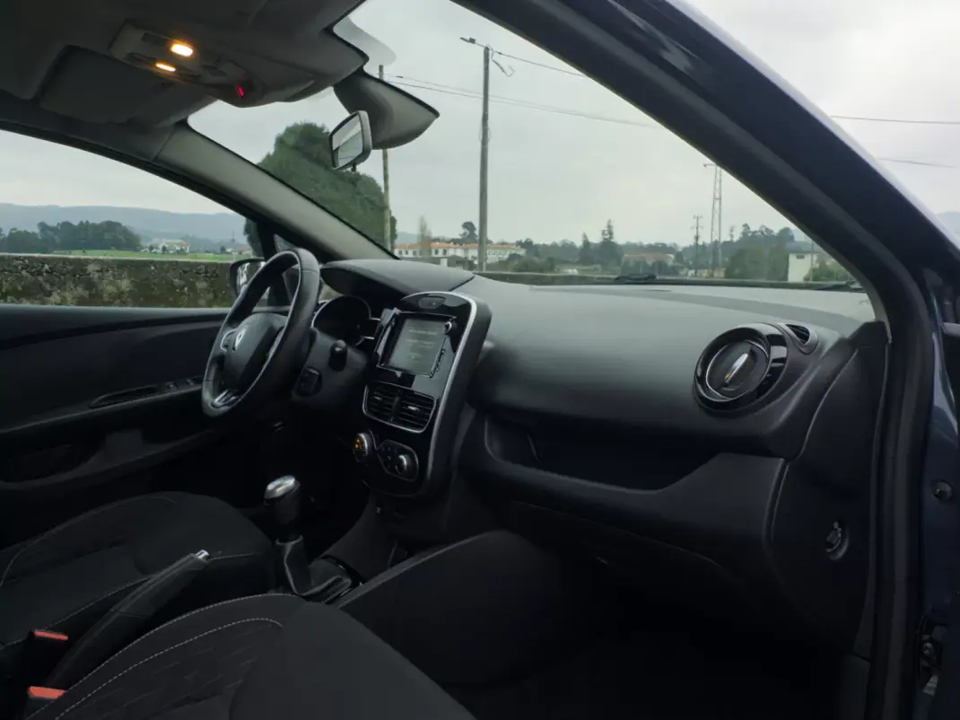 Renault Clio 2019 - 10990 EUR, 128000 km - AUTO.MOTO.pt - 128000km - foto 38 de 43