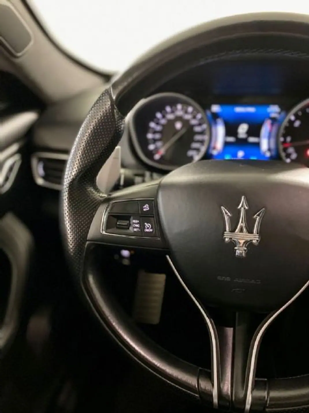 Maserati Levante 2016 - 44500 EUR, 232000 km - AUTO.MOTO.pt - 232000km - foto 28 de 55