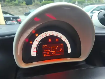 Smart Fortwo Cabrio 2016 - 9900 EUR, 76000 km - AUTO.MOTO.pt - 76000km - foto 23 de 24