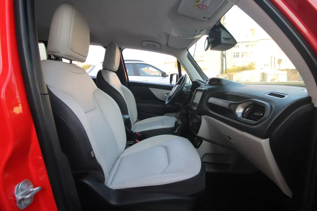 Jeep Renegade 2018 - 14990 EUR, 116000 km - AUTO.MOTO.pt - 116000km - foto 30 de 36