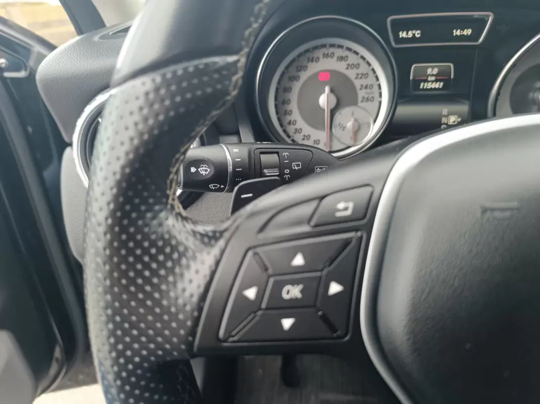 Mercedes-Benz GLA 180 2015 - 22500 EUR, 120000 km - AUTO.MOTO.pt - 120000km - foto 27 de 28
