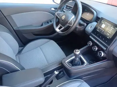 Renault Clio 2024 - 16850 EUR, 23500 km - AUTO.MOTO.pt - 23500km - foto 9 de 15