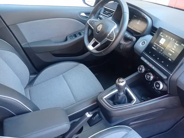 Renault Clio 2024 - 16850 EUR, 23500 km - AUTO.MOTO.pt - 23500km - foto 9 de 15
