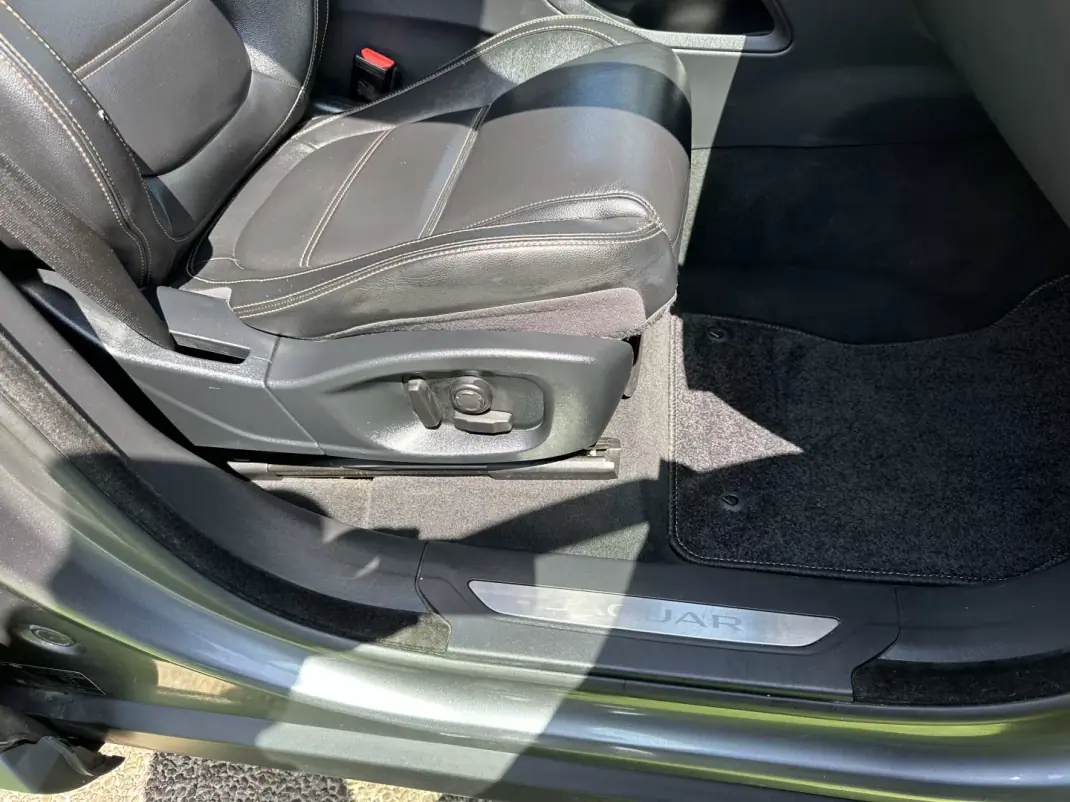 Jaguar F-Pace 2018 - 22500 EUR, 146000 km - 146000km - foto 67 de 69