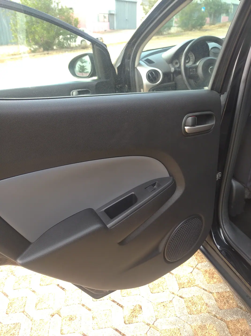 Mazda 2 2010 - 4700 EUR, 137880 km - AUTO.MOTO.pt - 137880km - foto 9 de 13
