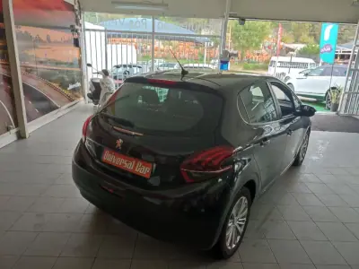 Peugeot 208 2018 - 14900 EUR, 144000 km - AUTO.MOTO.pt - 144000km - foto 3 de 13