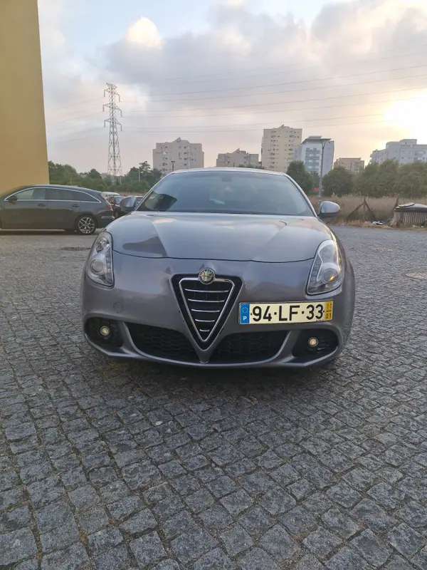 Alfa Romeo Giulietta 2011 - 6990 EUR, 156800 km - AUTO.MOTO.pt - 156800km - foto 2 de 17