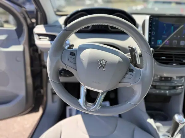 Peugeot 208 2012 - 8250 EUR, 221000 km - AUTO.MOTO.pt - 221000km - foto 14 de 21