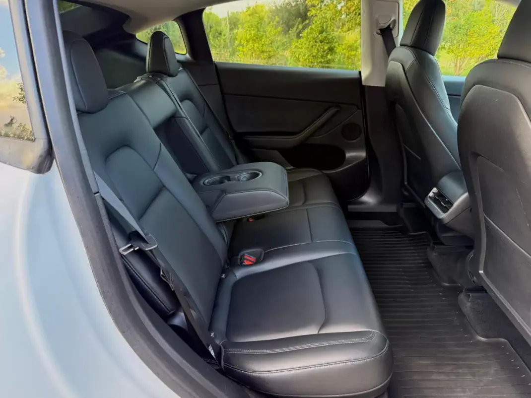 Tesla Model Y 2021 - 32500 EUR, 135000 km - 135000km - foto 13 de 23