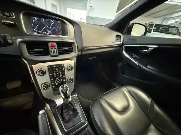 Volvo V40 2015 - 12990 EUR, 188000 km - AUTO.MOTO.pt - 188000km - foto 7 de 12