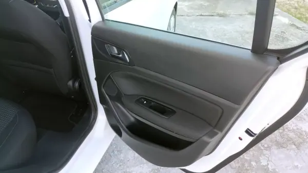 Peugeot 308 2019 - 11950 EUR, 114000 km - 114000km - foto 19 de 38