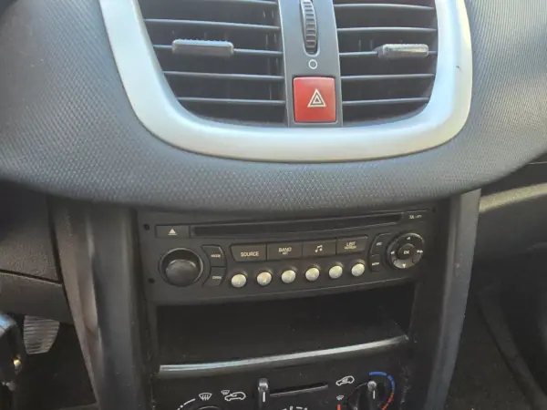 Peugeot 207 2008 - 3500 EUR, 130000 km - AUTO.MOTO.pt - 130000km - foto 14 de 17