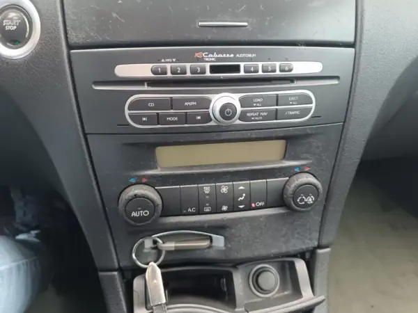 Renault Laguna 2007 - 3500 EUR, 230000 km - AUTO.MOTO.pt - 230000km - foto 17 de 23