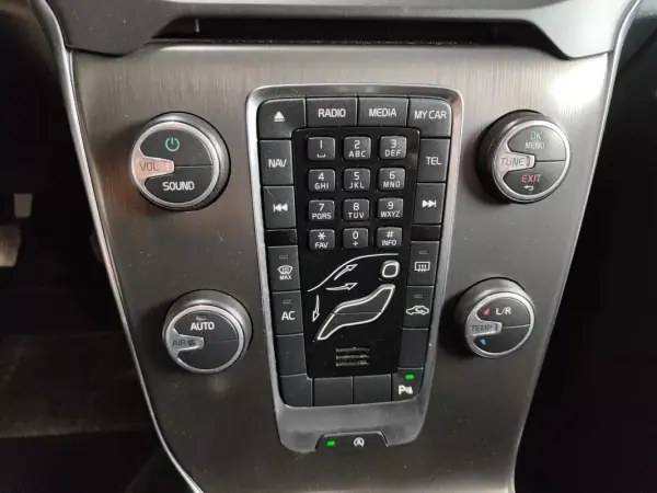 Volvo V40 2013 - 7750 EUR, 298000 km - AUTO.MOTO.pt - 298000km - foto 33 de 36