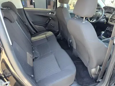 Peugeot 208 2018 - 9500 EUR, 92000 km - AUTO.MOTO.pt - 92000km - foto 13 de 16