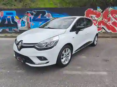 Renault Clio 2018 - 10950 EUR, 117726 km - AUTO.MOTO.pt - 117726km - foto 2 de 23